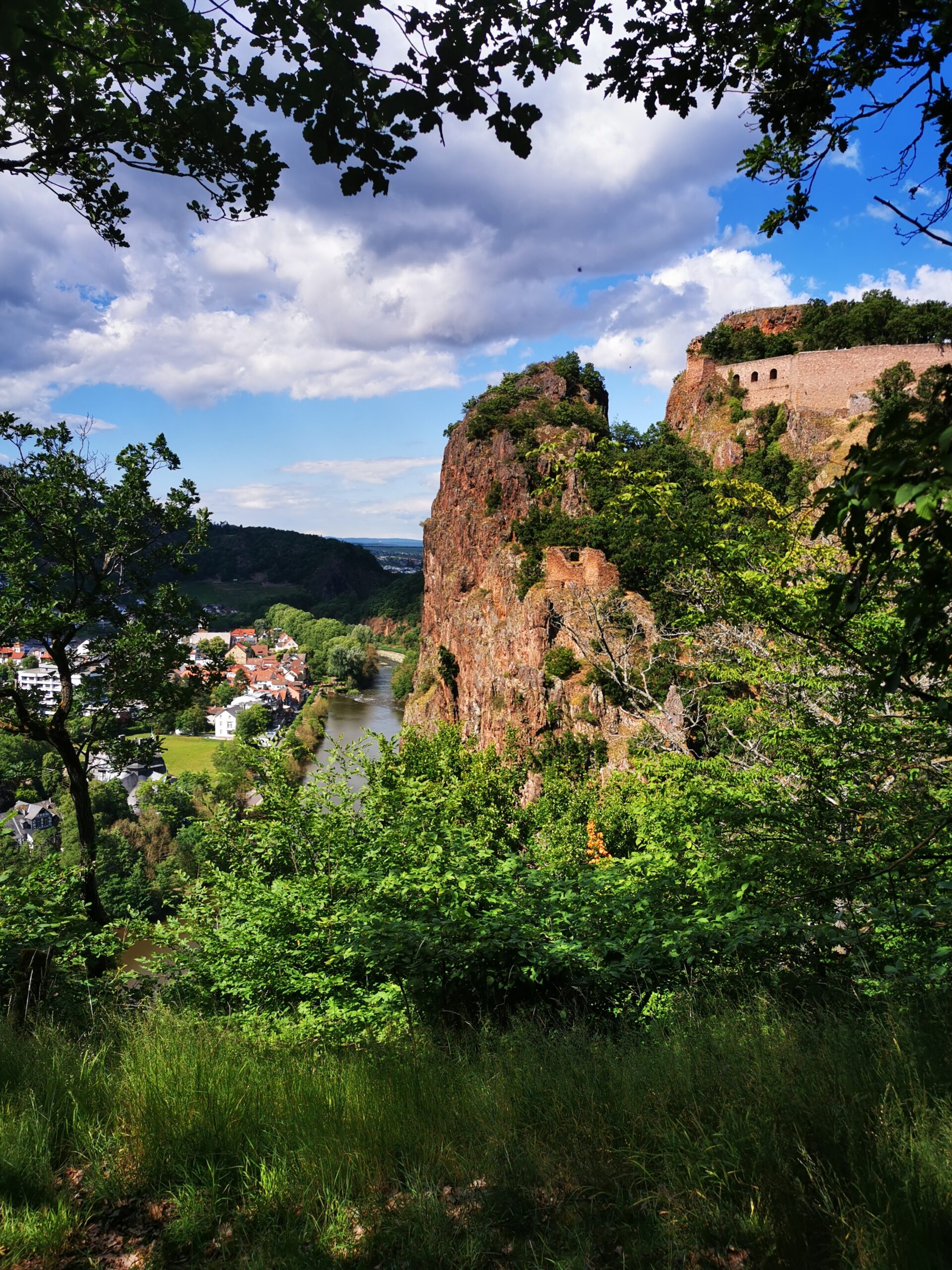 Ein Foto des Rheingrafenstein in Bad Münster an der Nahe, Rheinhessen.